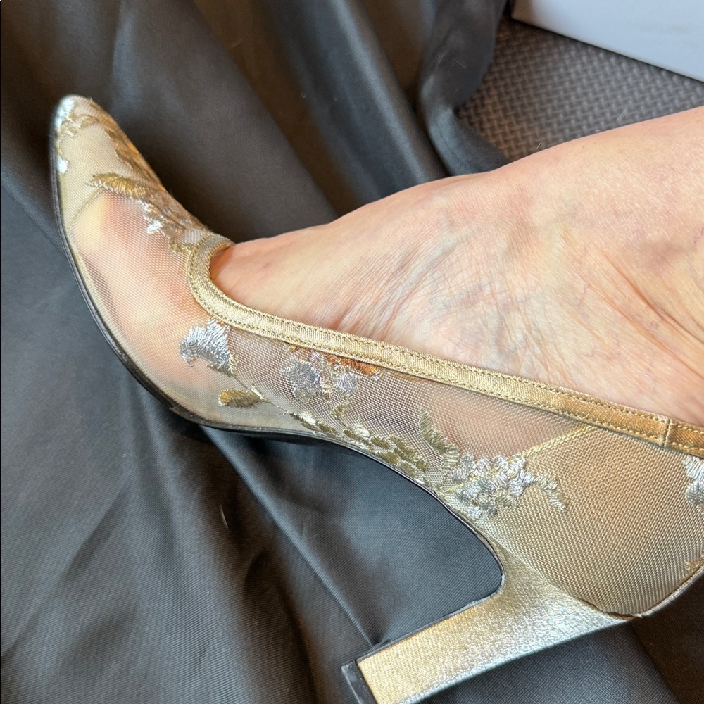 Stuart Weitzman Ivory Floral Lace Pointed-Toe Pumps - Picture 3 of 9